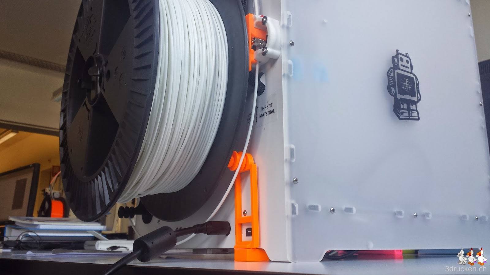 Foto der grossen Rolle mit PLA, welche den Verschluss des alternativen Feeders auf der Rückseite des Ultimaker 2 verdeckt