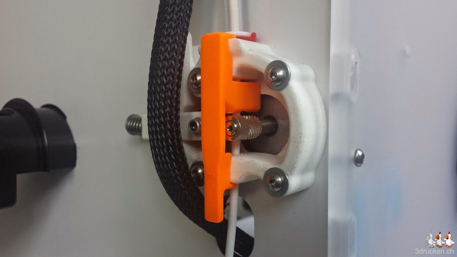 Foto des druckbereiten alternativen Feeders am Ultimaker 2 mit eingezogenem Filament und geschlossenem Verschluss
