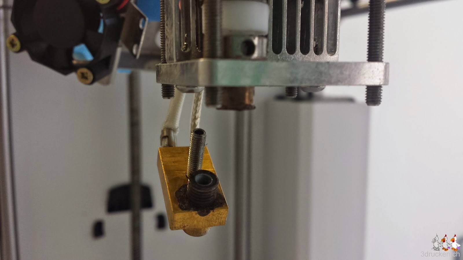 Foto der demontierten verschmutzten Düse am Druckkopf des Ultimaker 2