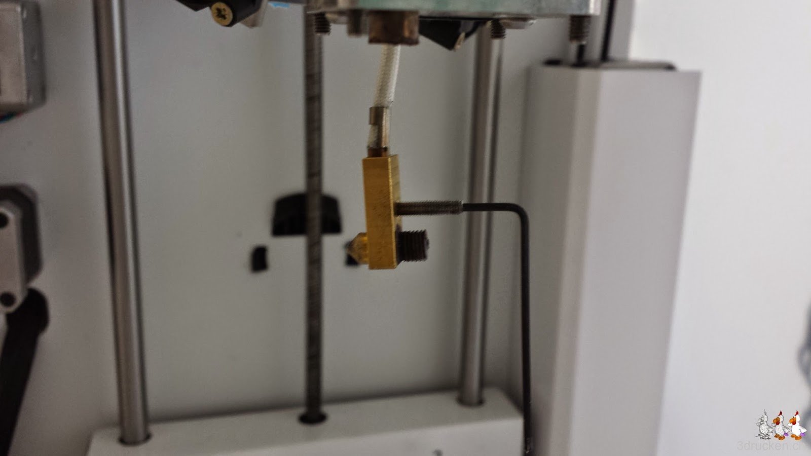 Foto vom Entfernen der Heiz- und Temperaturfühler-Kartusche am Ultimaker 2