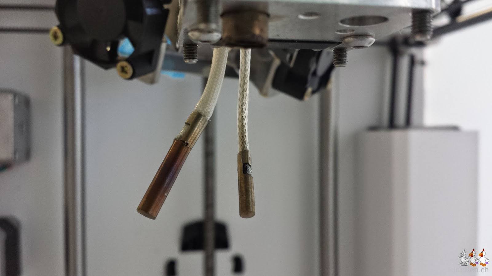 Foto der beiden lose hängenden Patronen der Heizung und es Temperaturfühlers am Ultimaker 2