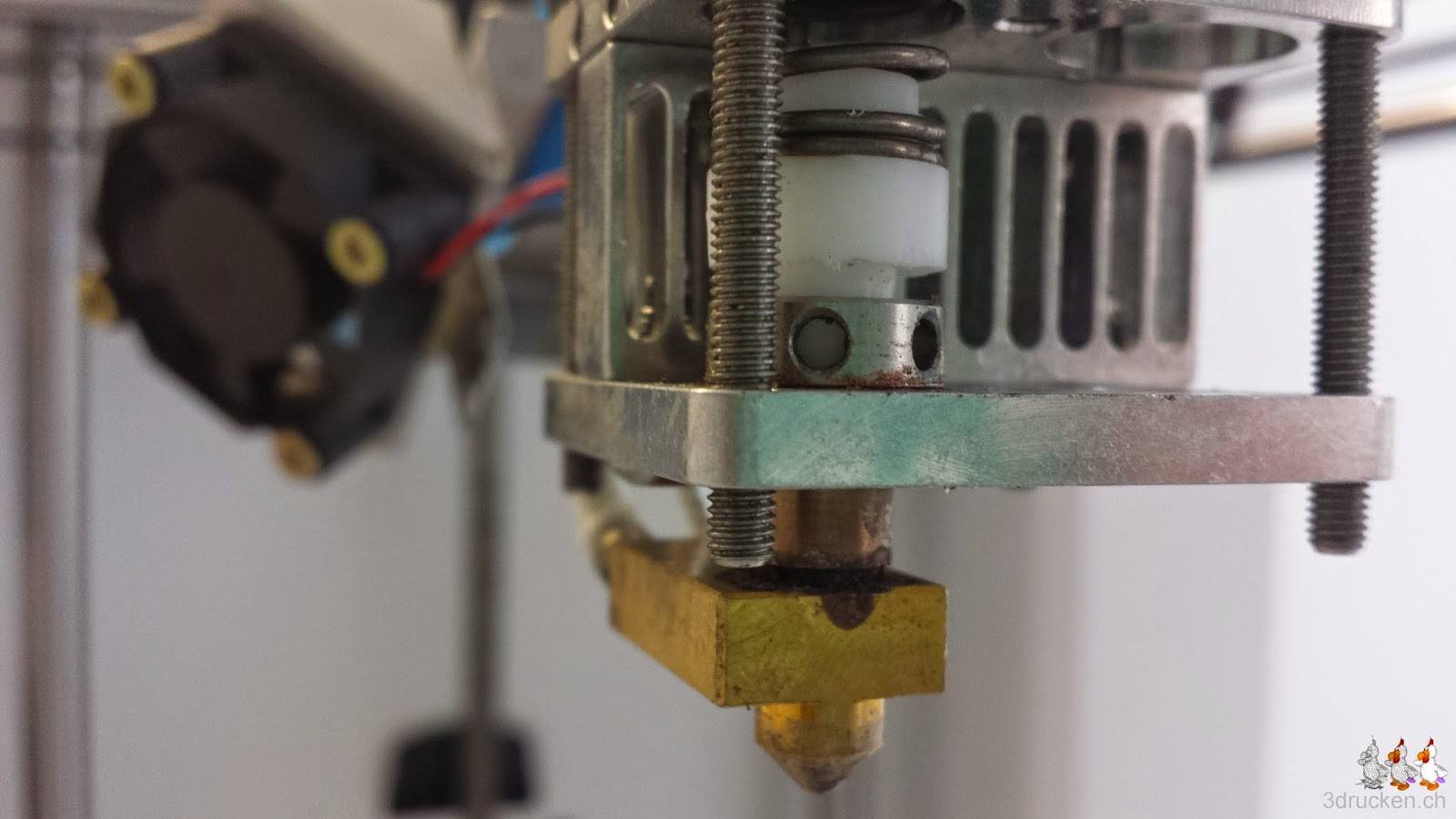 Foto des mit Ausnahme der Lüfterverkleidung erneut zusammengesetzten Druckkopfs am Ultimaker 2