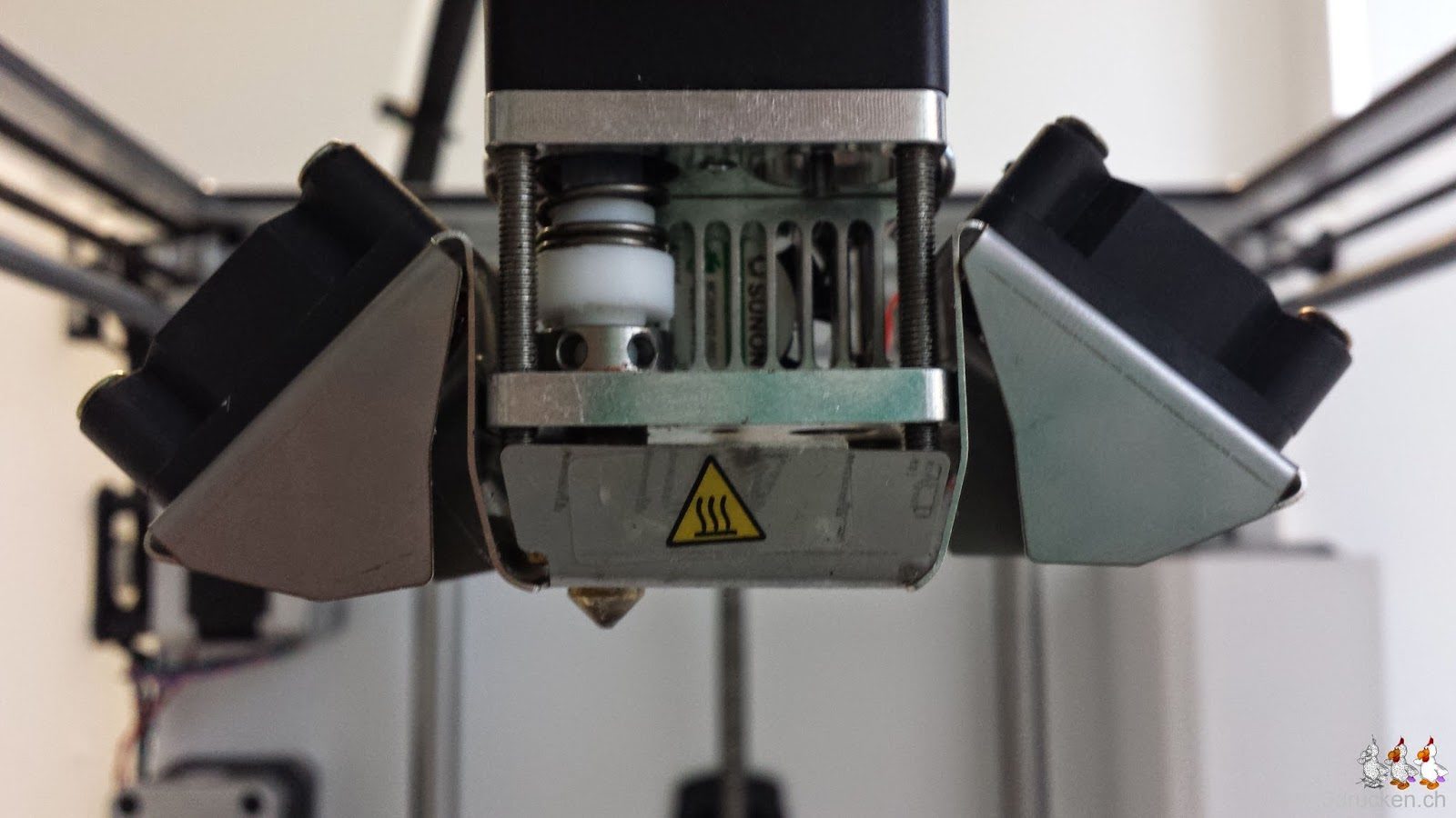 Foto des Druckkopfs mit wieder montierter Lüfterverkleidung am Ultimaker 2