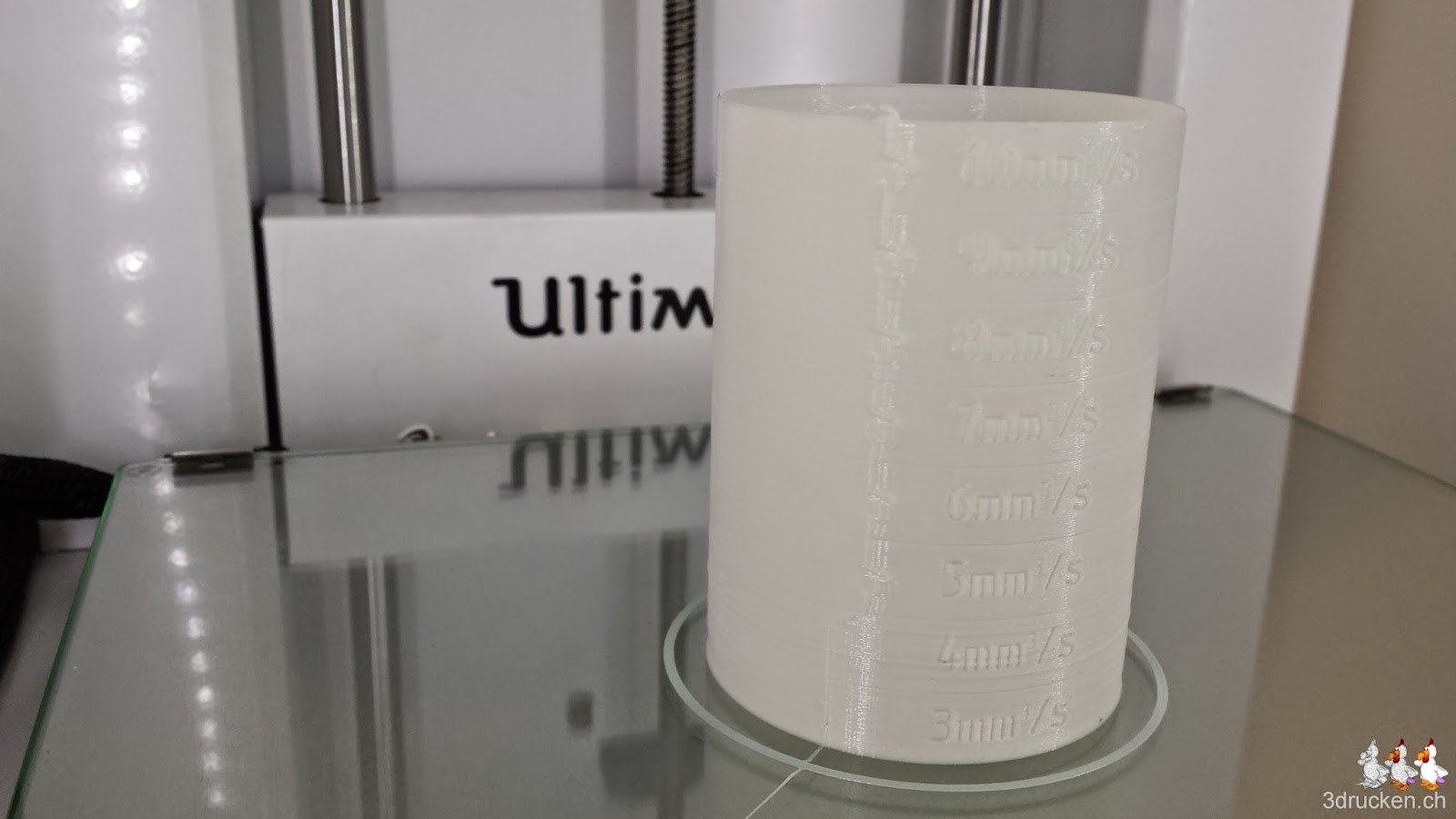 Foto des ersten erfolgreich gedruckten Testzylinders nach der Wartung am Ultimaker 2