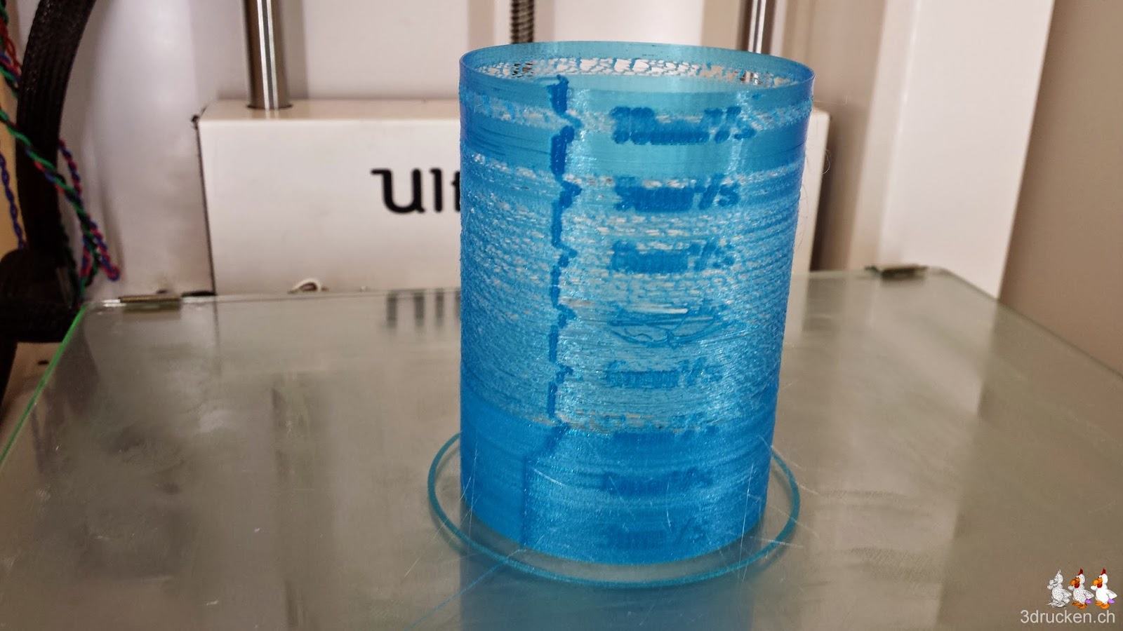 Foto des bei 245°C löchrig gedruckten Testzylinders auf dem Ultimaker 2 Drucktisch
