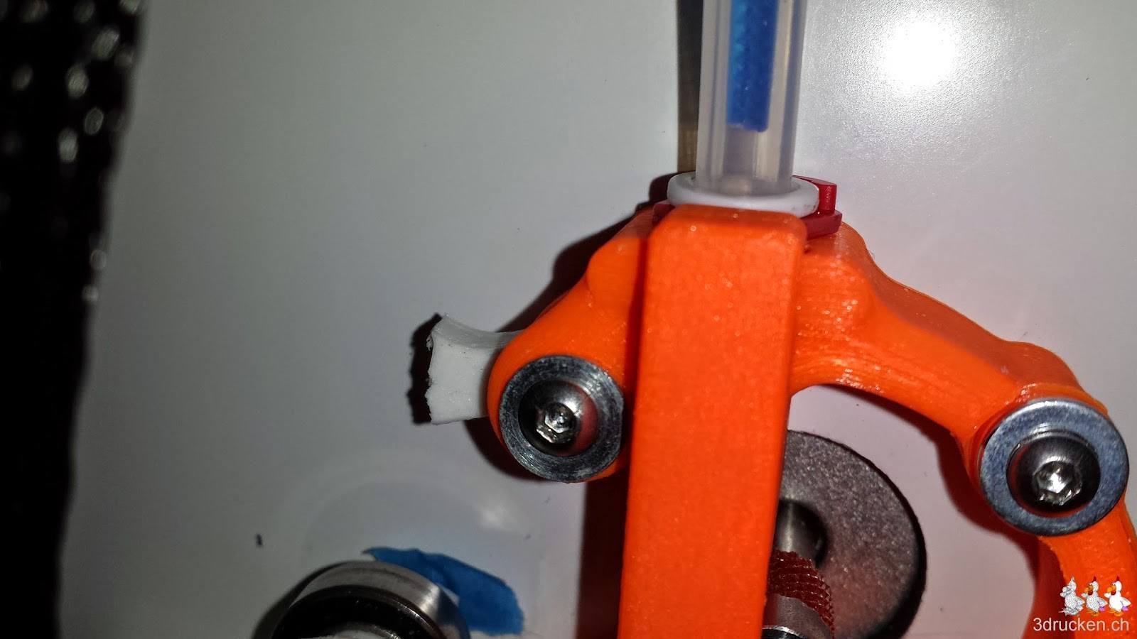 Foto des gebrochenen Bügels am Yet Another Ultimaker 2 Feeder in der Nahaufnahme