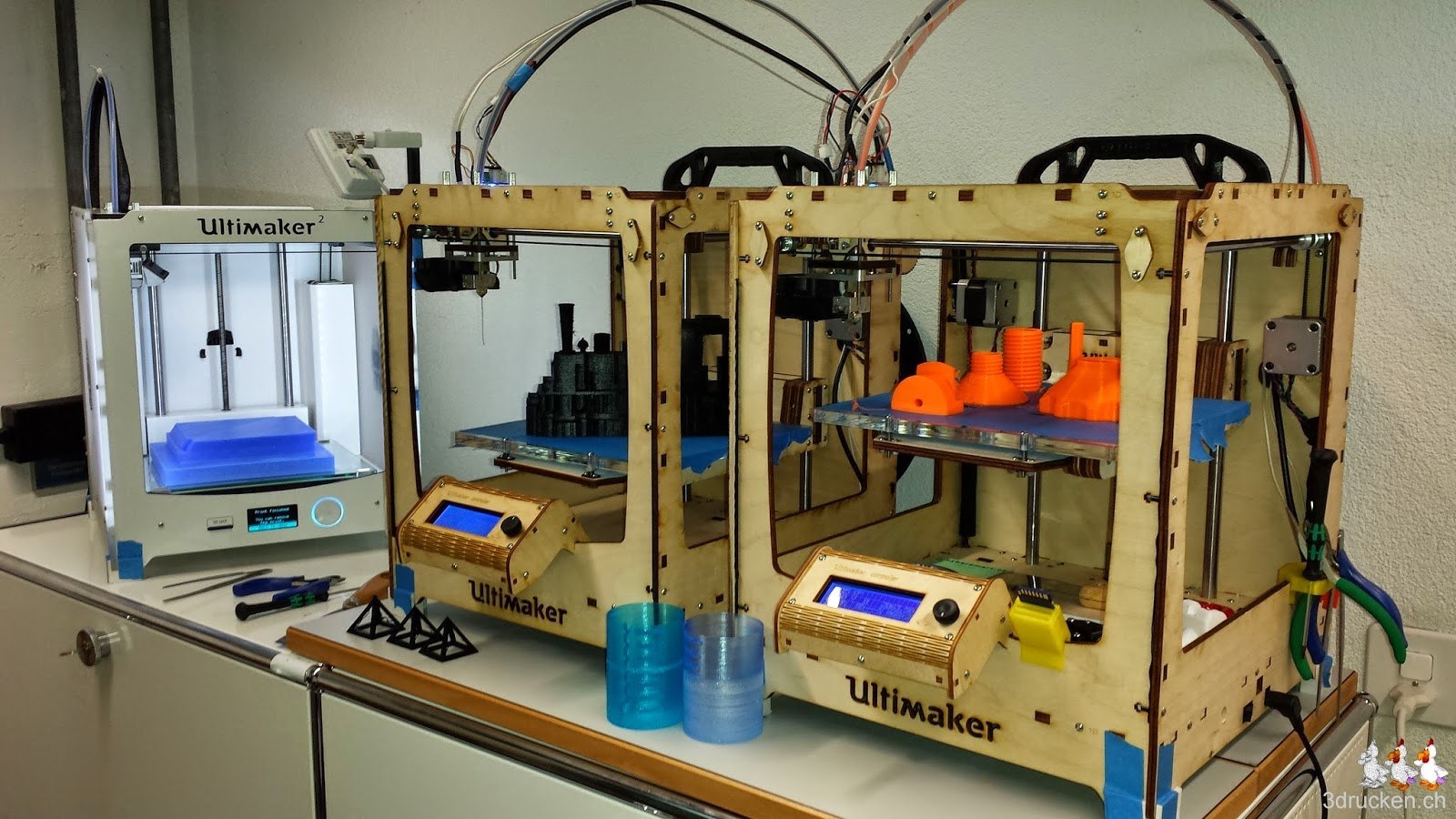 Foto von zwei Ultimaker Original und einem Ultimaker 2 nebeneinander, alle mit erfolgreichen langen Drucken