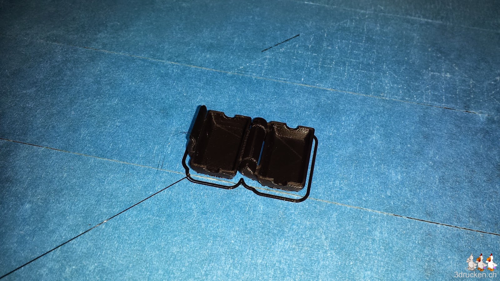 Foto des neu gedruckten Staubfilters für 3mm Filament auf dem Drucktisch des Ultimaker Original