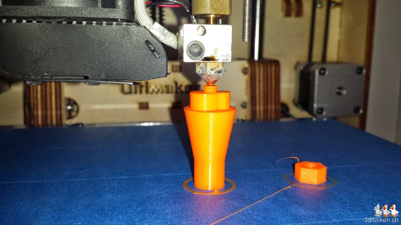 Foto des Drucks des Ultimaker 2 Filament Guide während der entscheidenen Phase auf dem Ultimaker Original