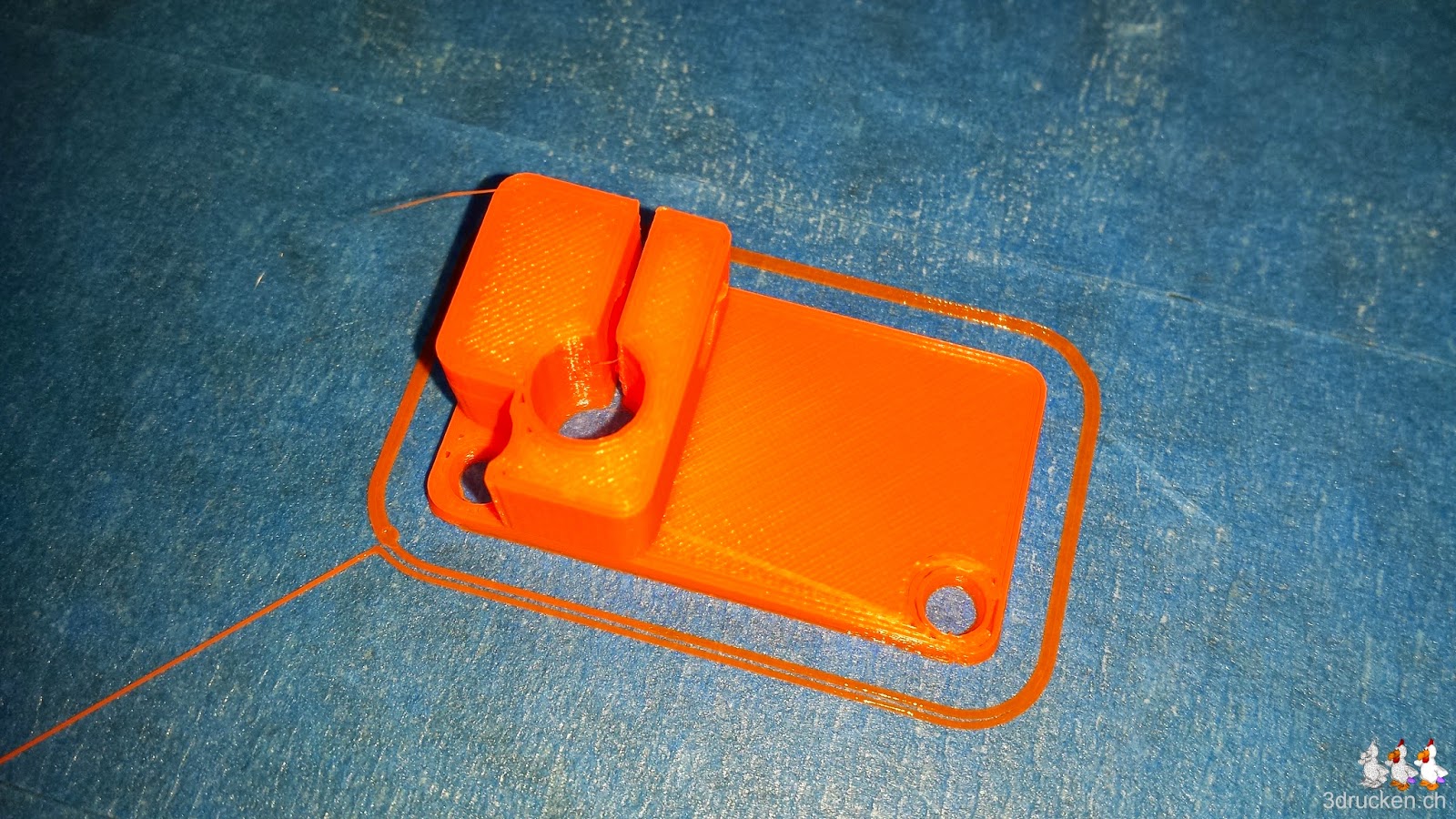 Foto des neu gedruckten Bowden Tube Halters für den Ultimaker 2 auf dem Drucktisch des Ultimaker Original