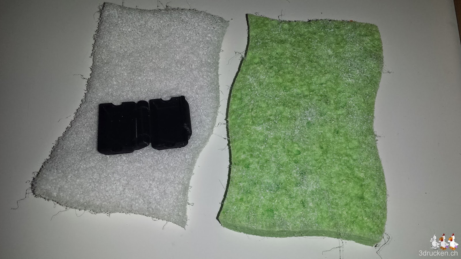 Foto des Staubfilter-Gehäuse auf einem Schwamm der als Filter dienen wird