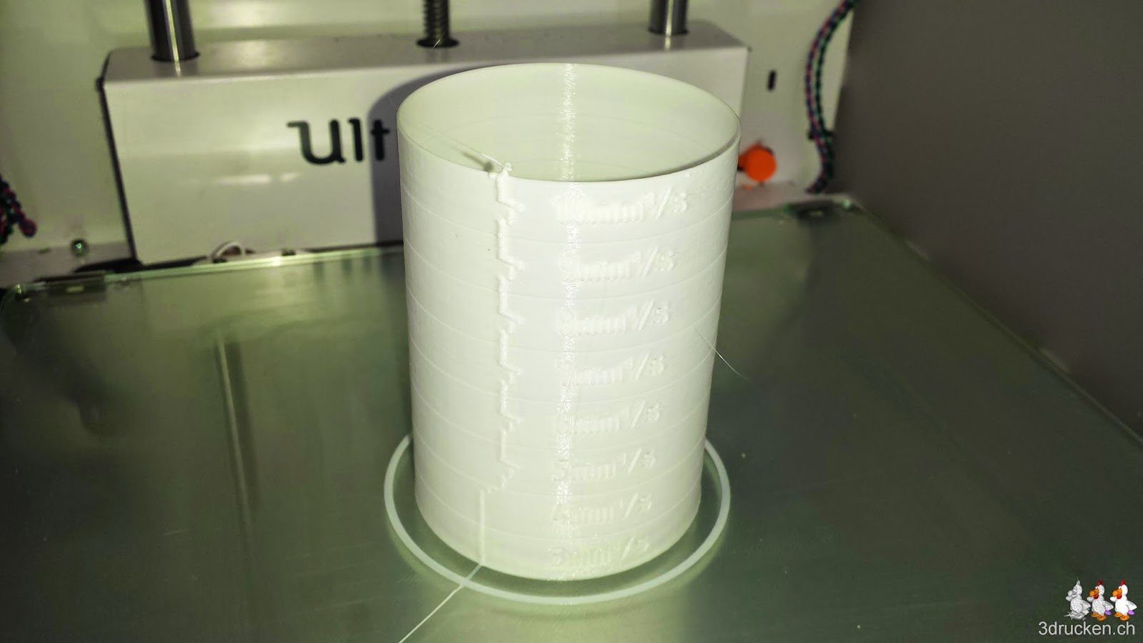 Foto des bei 230°C aus weissem PLA gedruckten Testzylinders auf dem Ultimaker 2