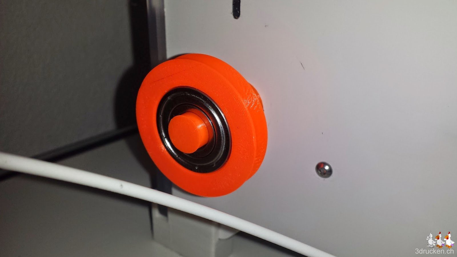 Foto der neu am Ultimaker 2 montierten Umlenkrolle mit Kugellager