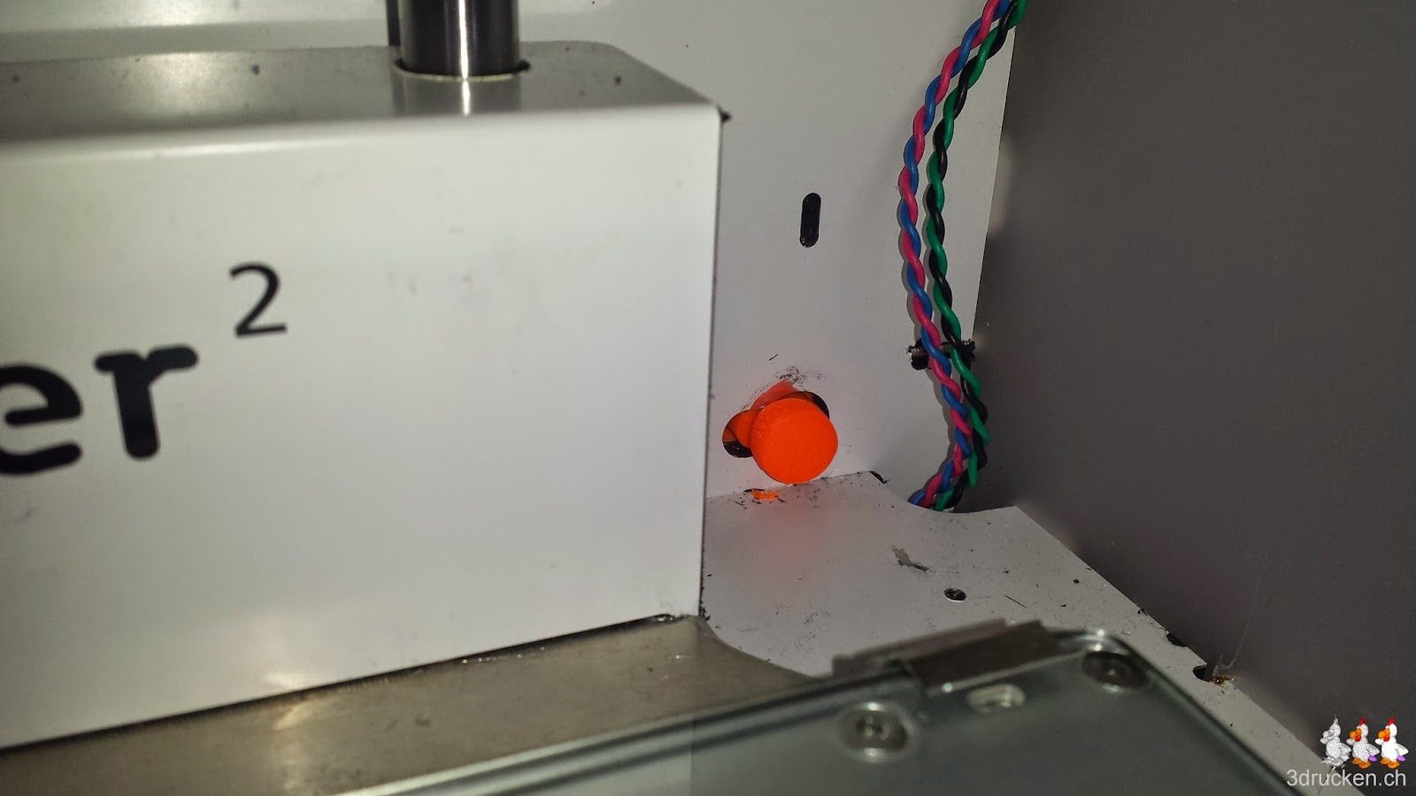 Foto der Fixierung der Umlenkrolle auf der Innenseite des Ultimaker 2 in der hinteren rechten Ecke