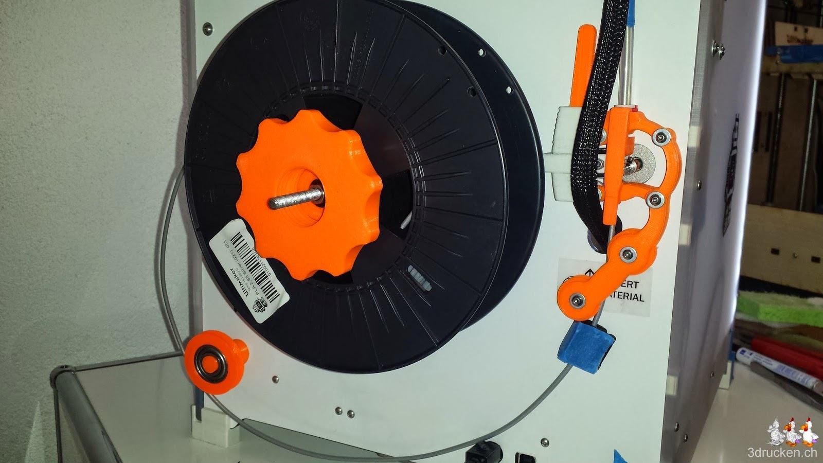 Foto der Rückseite des Ultimaker 2 mit der neu montierten Rollenhalterung Low friction spool holder und der Umlenkrolle mit Kugellager und dem Staubfilter