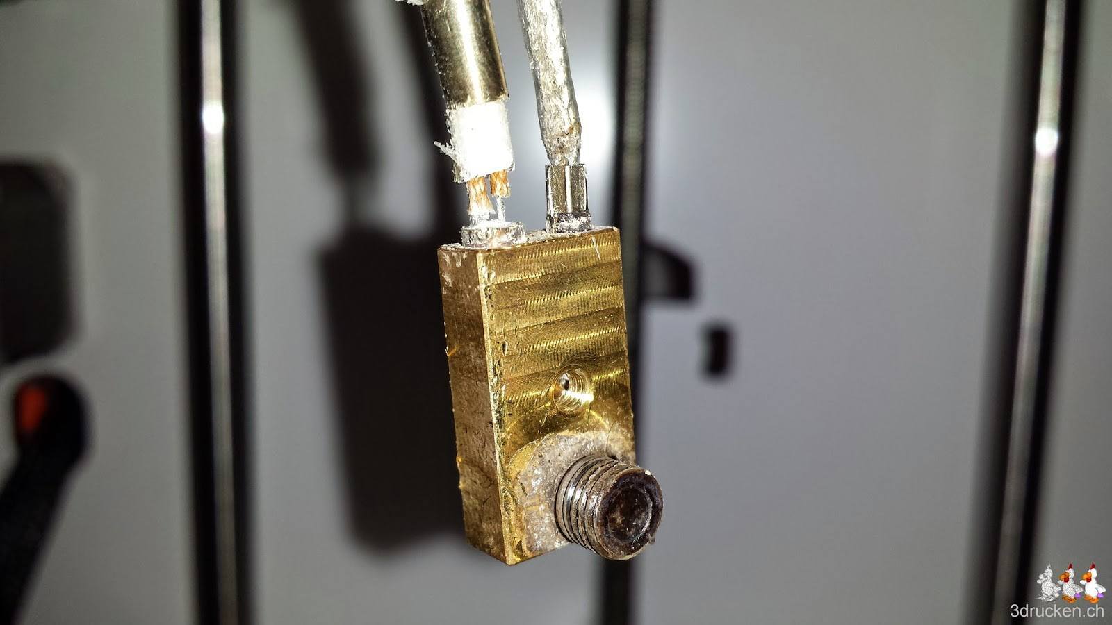 Foto des arg in Mitleidenschaft gezogenen Heizblocks mit Düse am Ultimaker 2