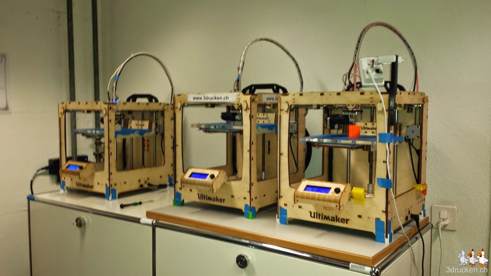 Foto von drei unserer Ultimaker Original nebeneinanderi in Betrieb