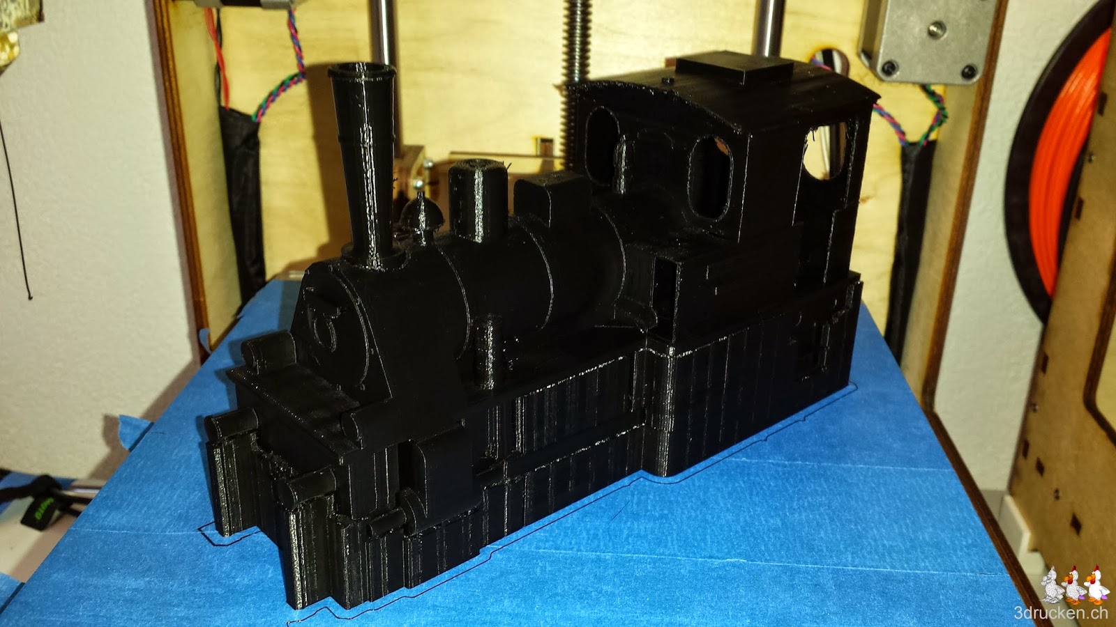 Foto des ersten Druckversuchs der Lokomotive an einem Stück mit viel Support aus schwarzem PLA auf dem Ultimaker Original