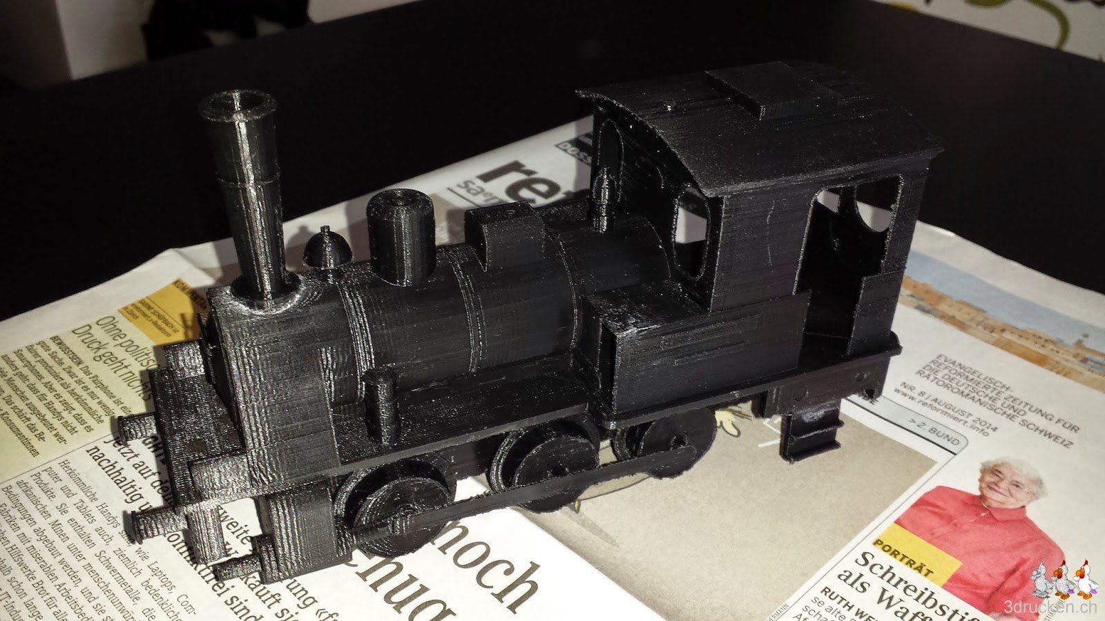Foto der fertig bearbeiteten Lokomotive auf dem Ultimaker Original aus schwarzem PLA gedruckt