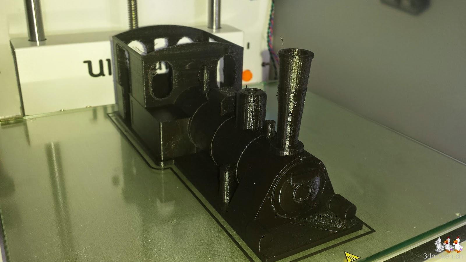 Foto des Hauptkörpers ohne Dach gedruckt auf dem Ultimaker 2 aus schwarzem PLA/PHA