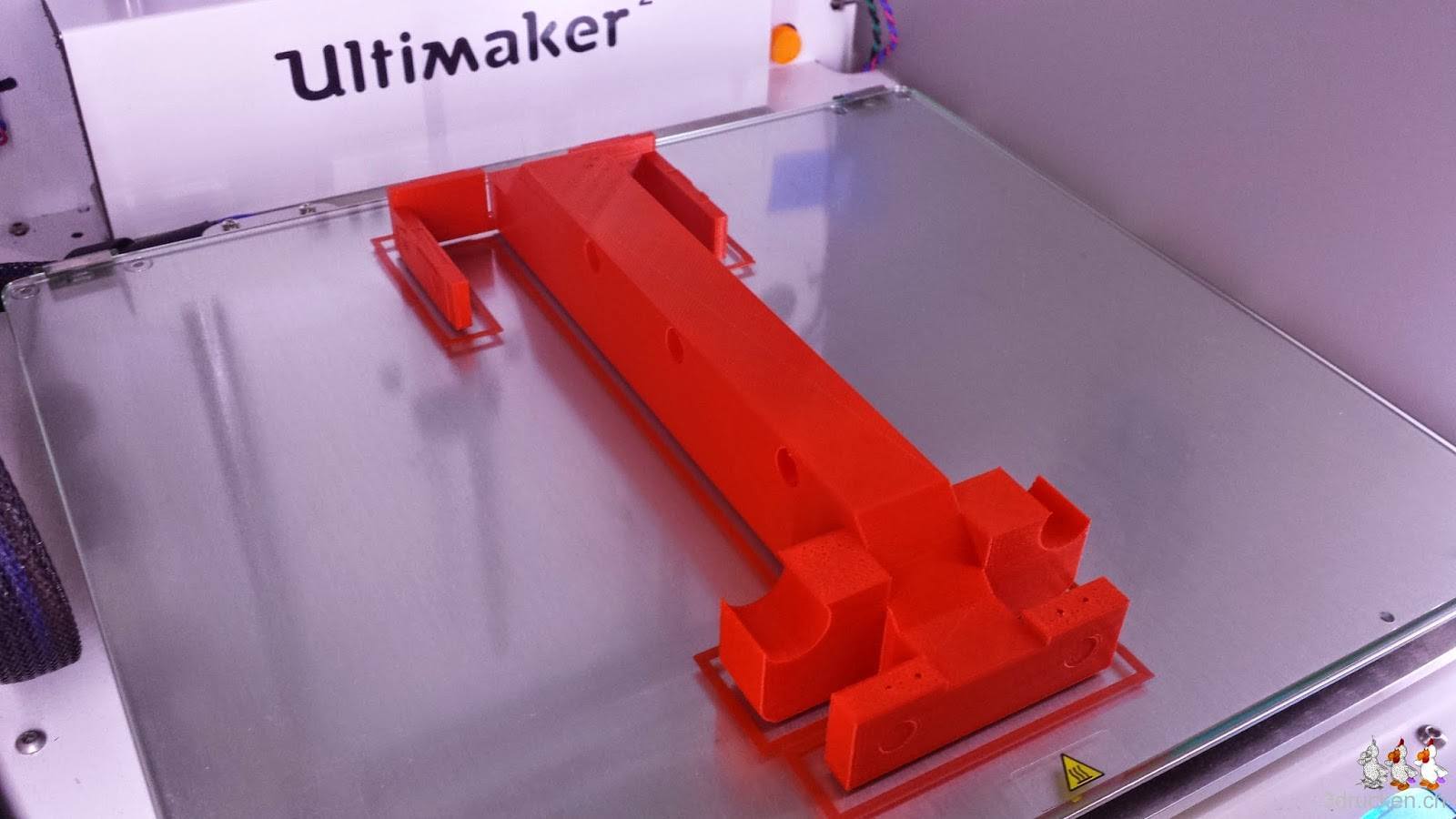 Foto des Unterteils der Lokomotive auf dem Kopf auf dem Ultimaker 2 gedruckt