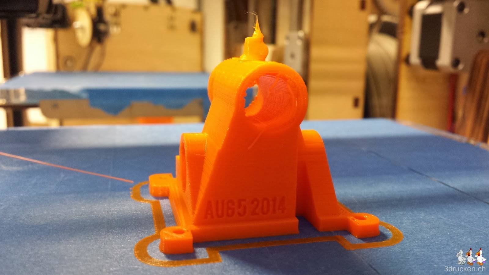 Foto des neu gedruckten Druckkopfs für die Düse des Ultimaker Original am Ultimaker 2 auf dem Ultimaker Original