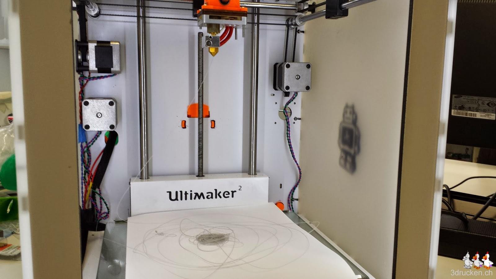 Foto des ersten Extrusionstest mit unserem frisch montierten Druckkopf im Ultimaker 2