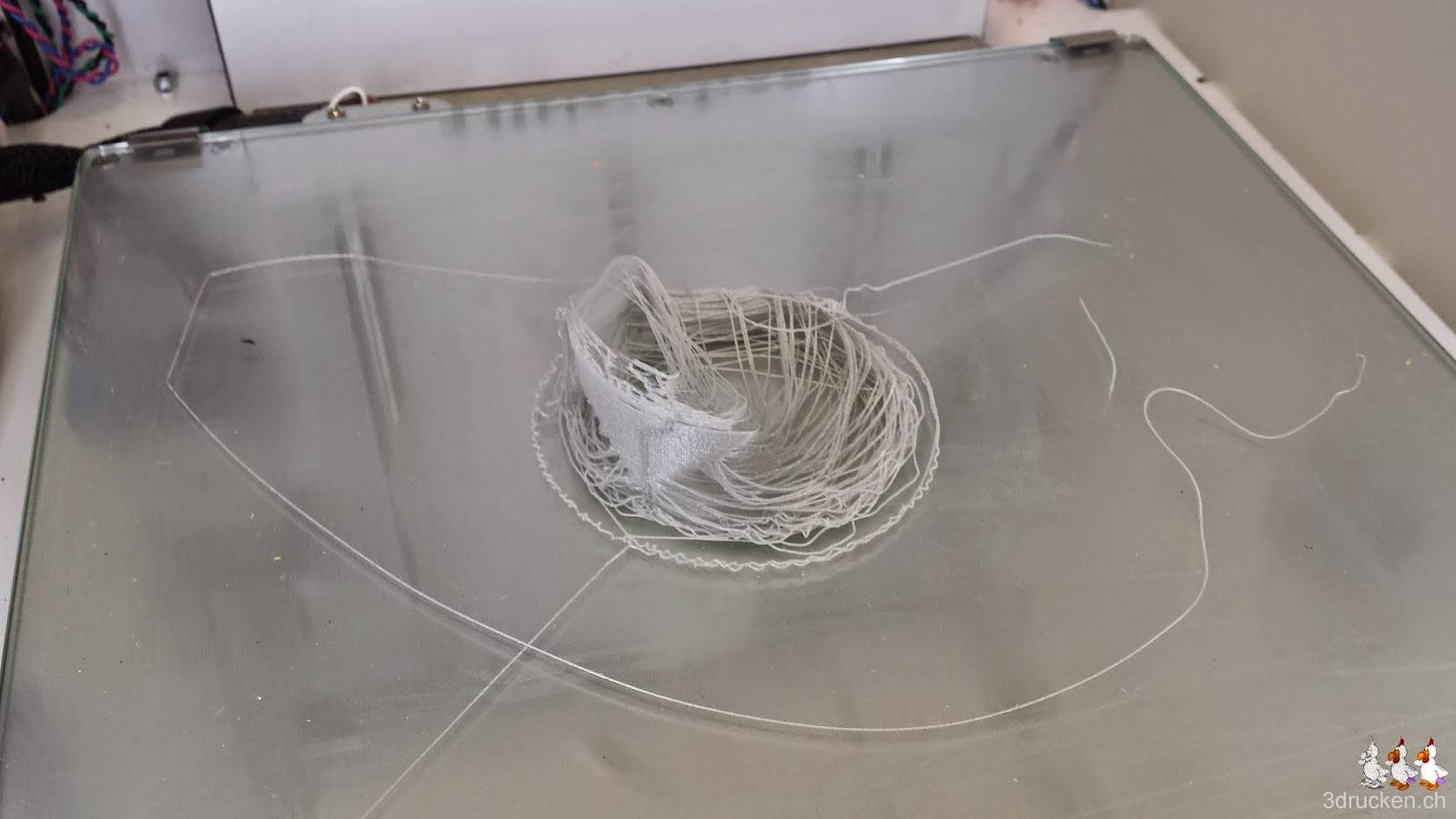 Foto des ersten erfolglosen Testdrucks mit unserem neuen Druckkopf mit der Ultimaker Original Düse am Ultimaker 2