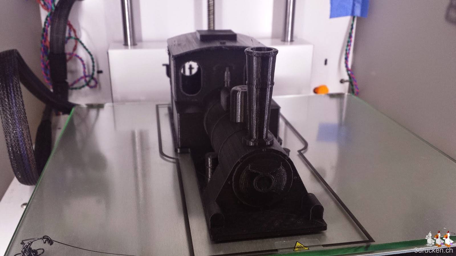 Foto der definitiven Version des Hauptkörpers der Lokomotive inklusive Dach auf dem Ultimaker 2 aus schwarzem PLA/PHA gedruckt