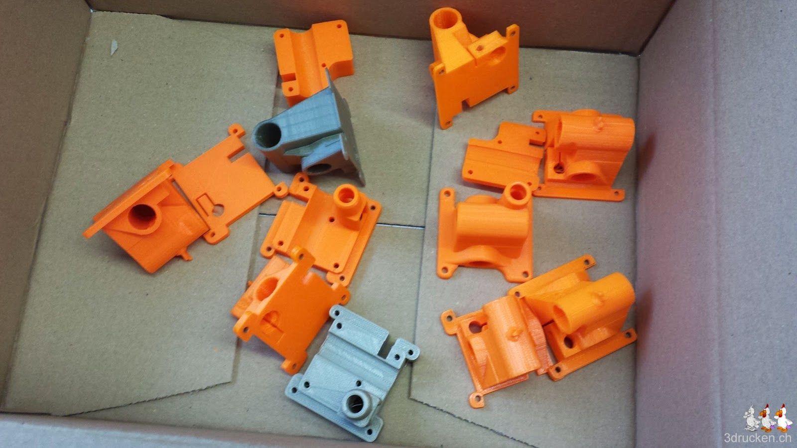 Foto der während der bisherigen Entwicklung erstellten Versionen des neuen Druckkopfs für die Ultimaker Original Düse am Ultimaker 2