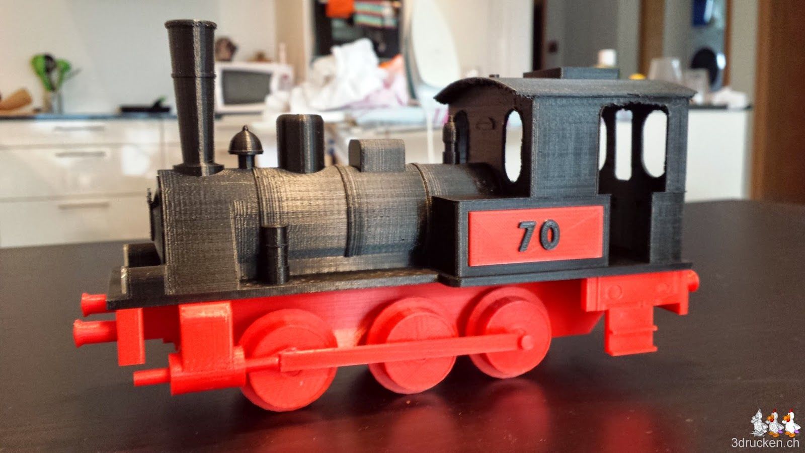 Foto der fertigen Lokomotive von der linken Seite aufgenommen