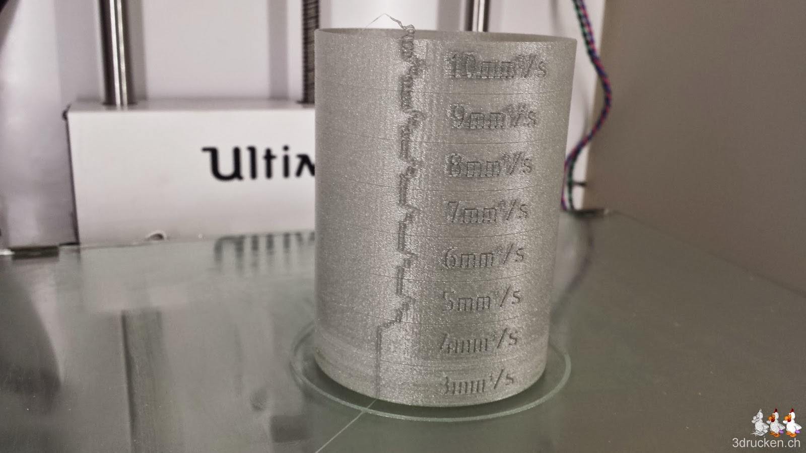 Foto des mit der neu montierten Düse des Ultimaker Original erfolgreich fertig gedruckten Testzylinders aus silbernem PLA auf dem Ultimaker 2