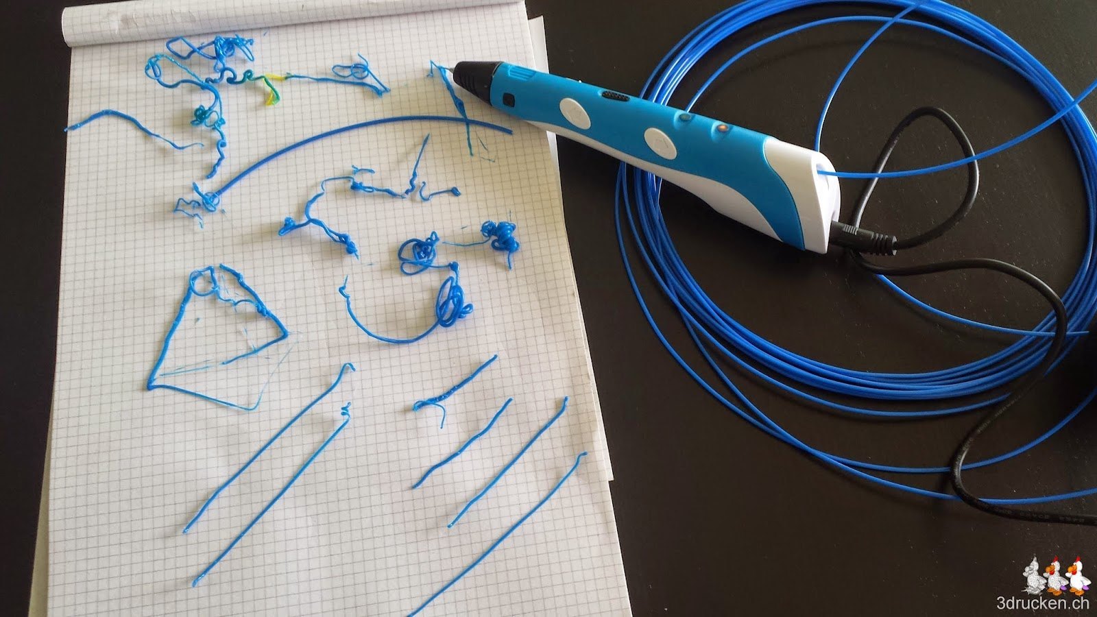 Foto der ersten Druckversuche mit dem 3D-Druckstift auf normalem Papier