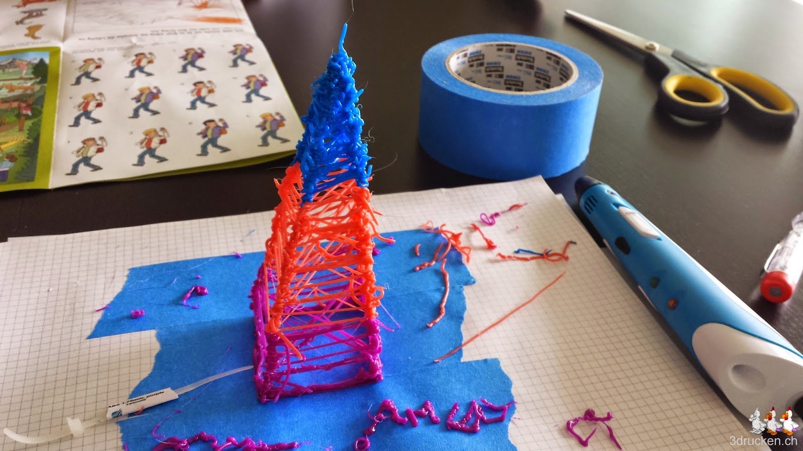 Foto des aus verschiedenen Farben mit dem 3D-Druckstift gedruckten Turms