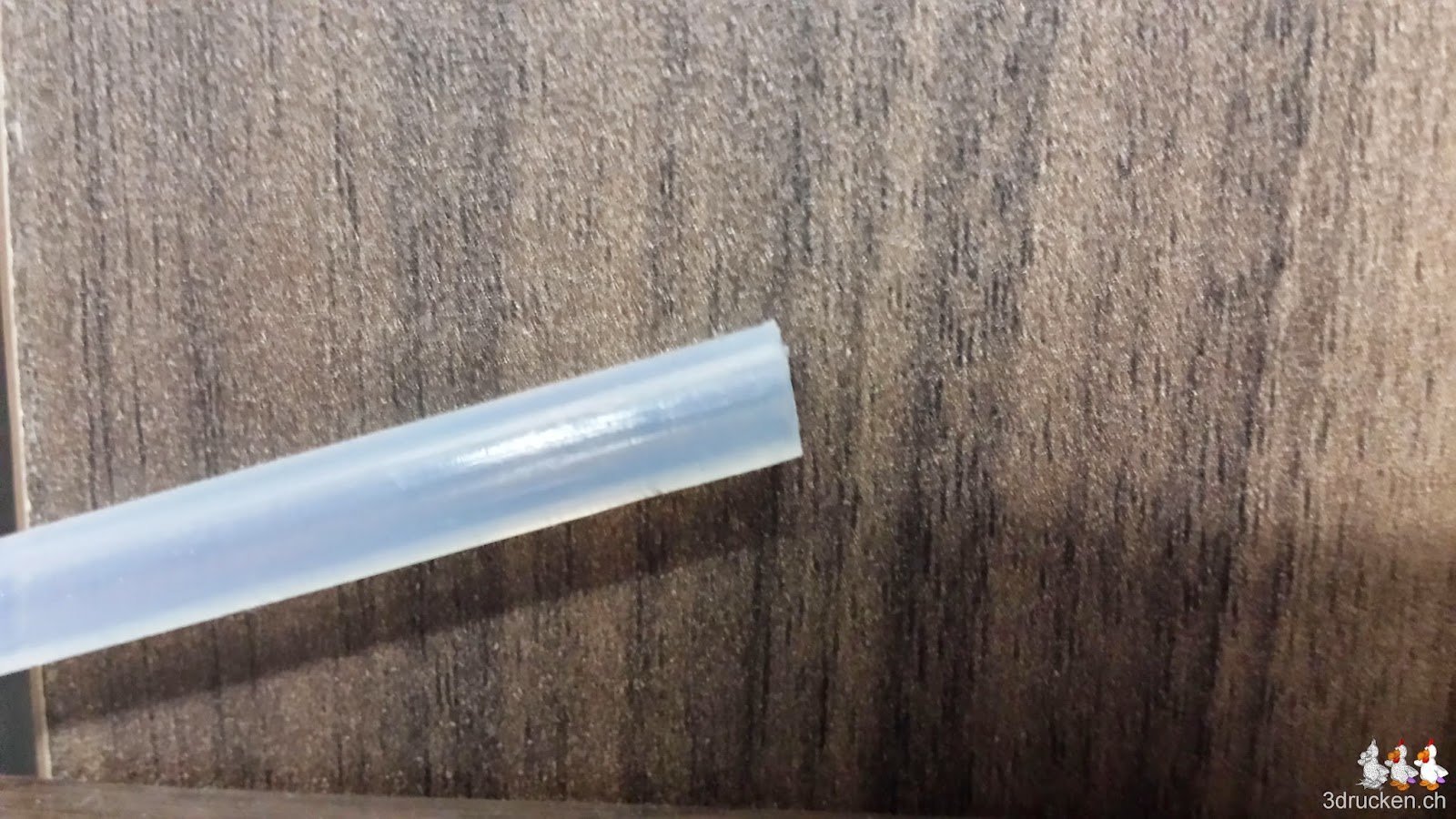 Foto der schräg abgeschnittenen Bowden Tube in der Detailaufnahme