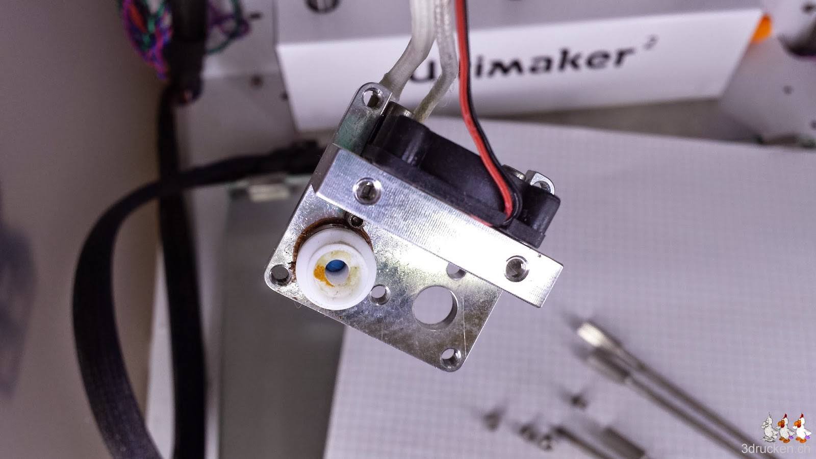 Foto von oben in den Isolator am demontierten Druckkopf des Ultimaker 2