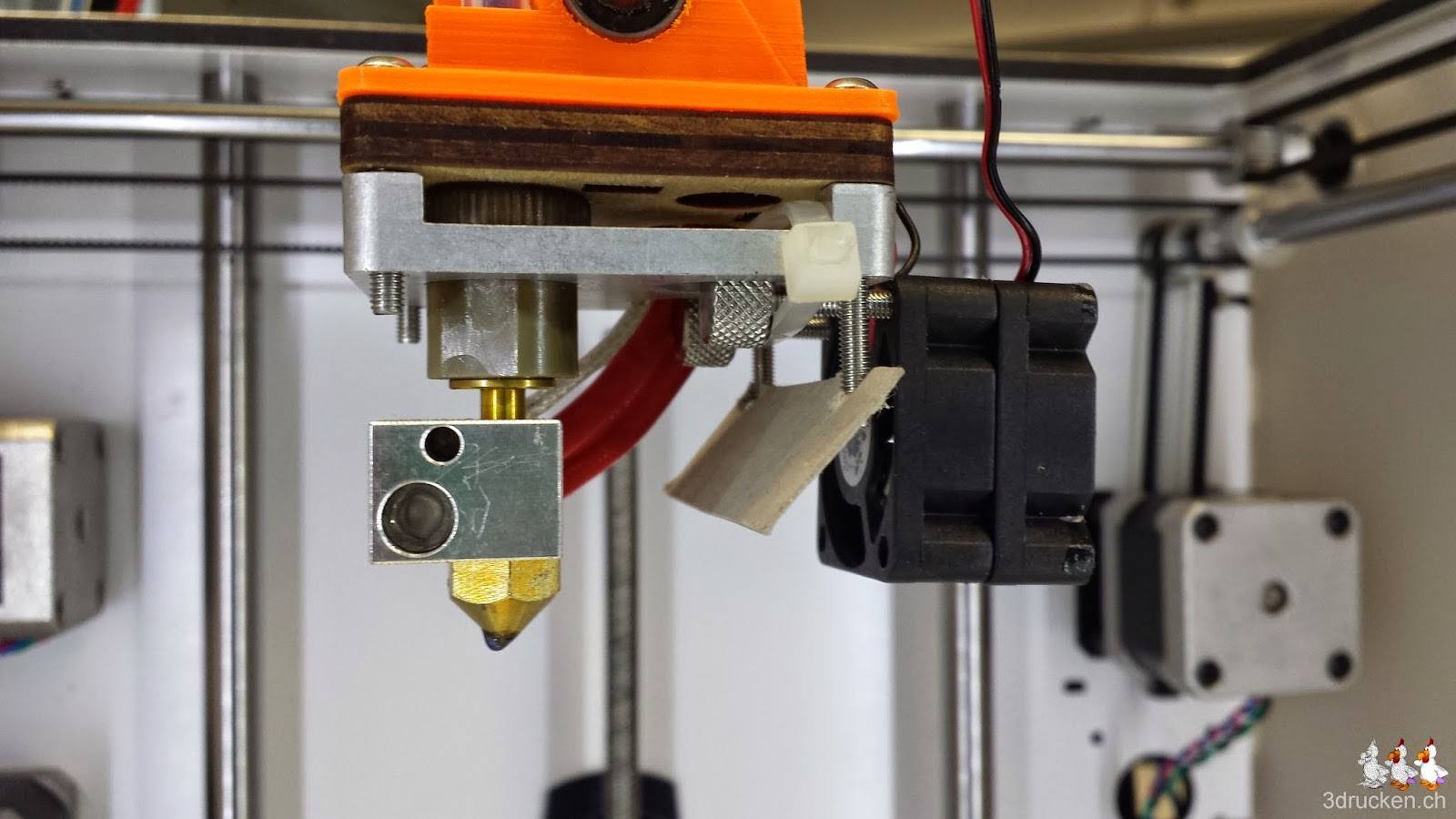 Foto der Druckdüse vom Ultimaker Original am Ultimaker 2 mit provisorisch montierten Lüftern und Luftabweiser