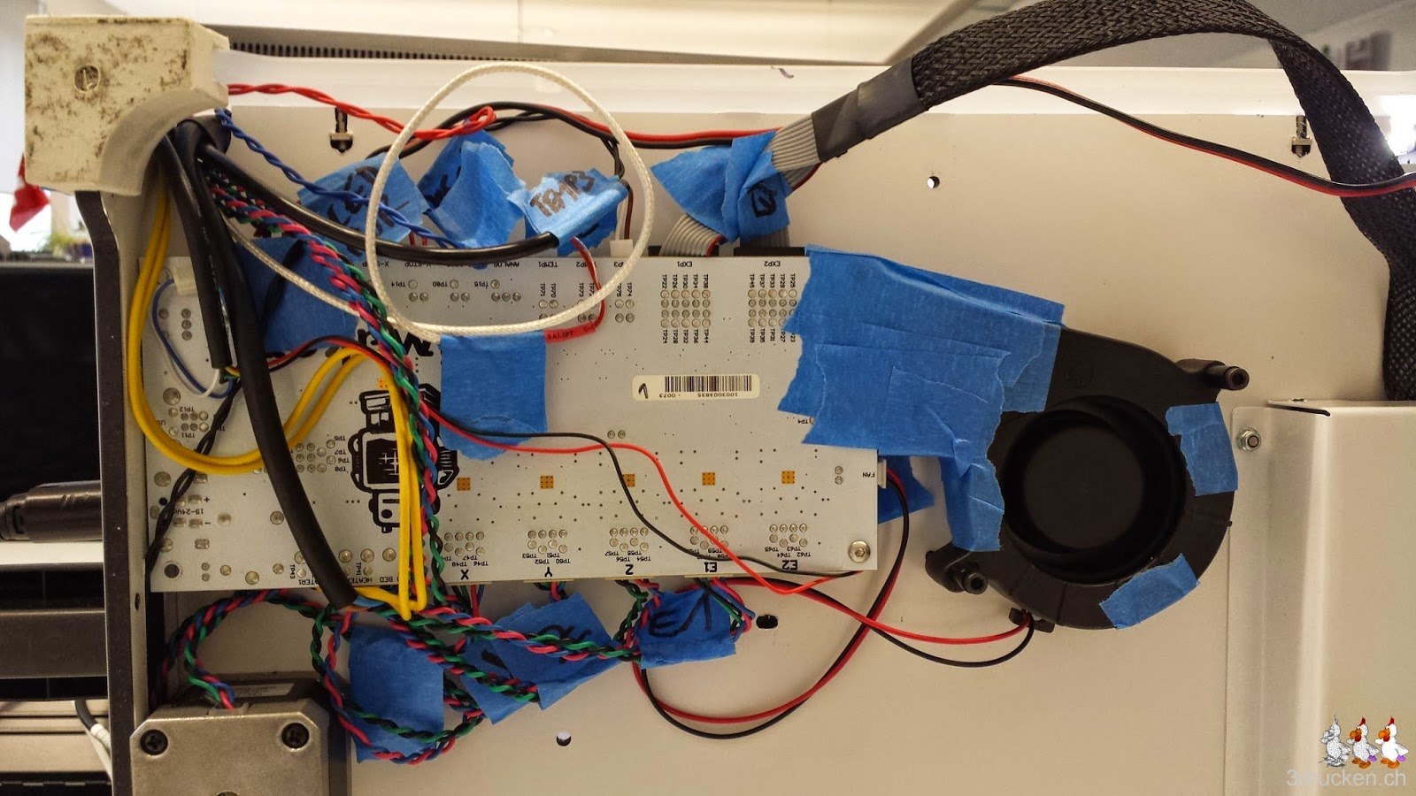 Foto des versuchsweise auf der Unterseite des Ultimaker 2 montierten Lüfters für die Elektronik