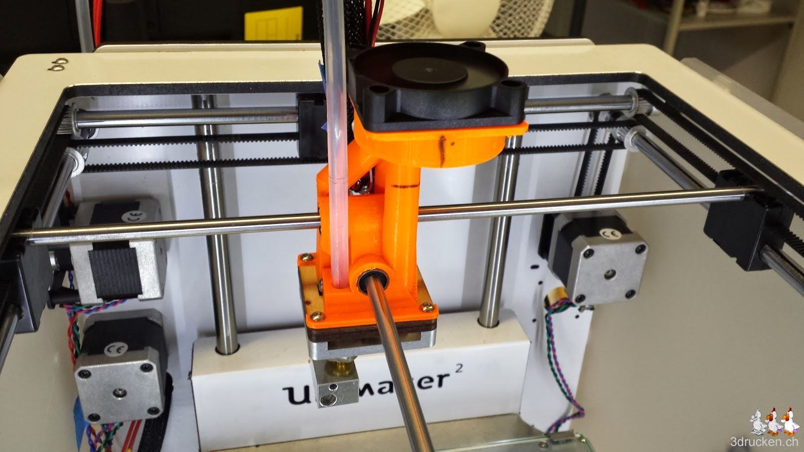 Foto unserer letzten Version des Druckkopfs für den Ultimaker 2 zur Verwendung der Düse des Ultimaker Original mit den Lüftern oben horizontal angebracht