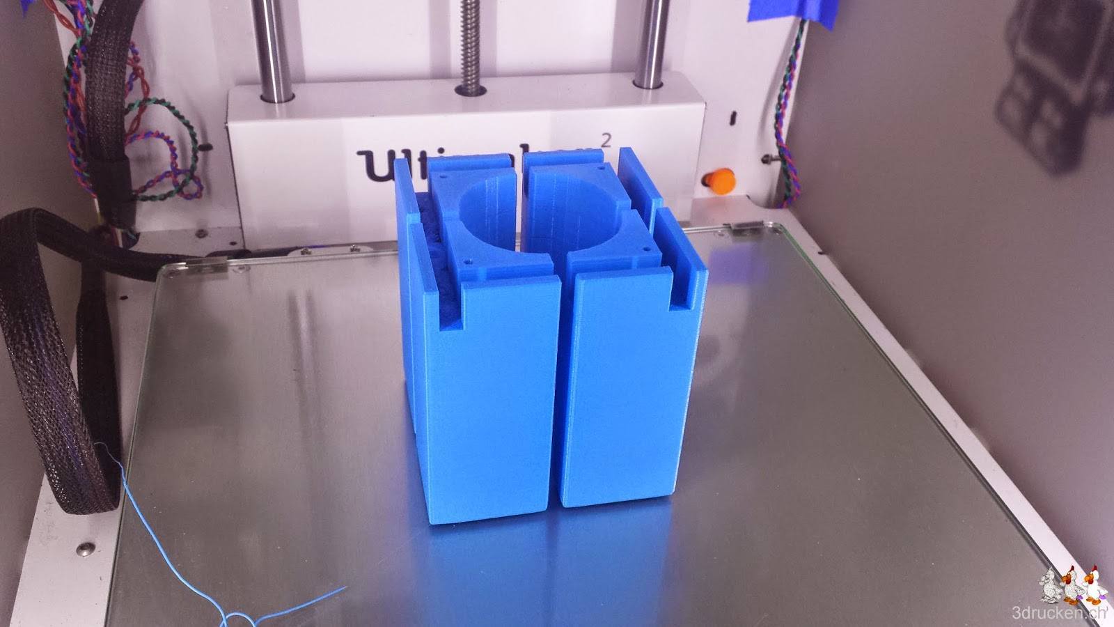 Foto der vier neu gedruckten Füsse für den Ultimaker 2 auf dem Drucktisch