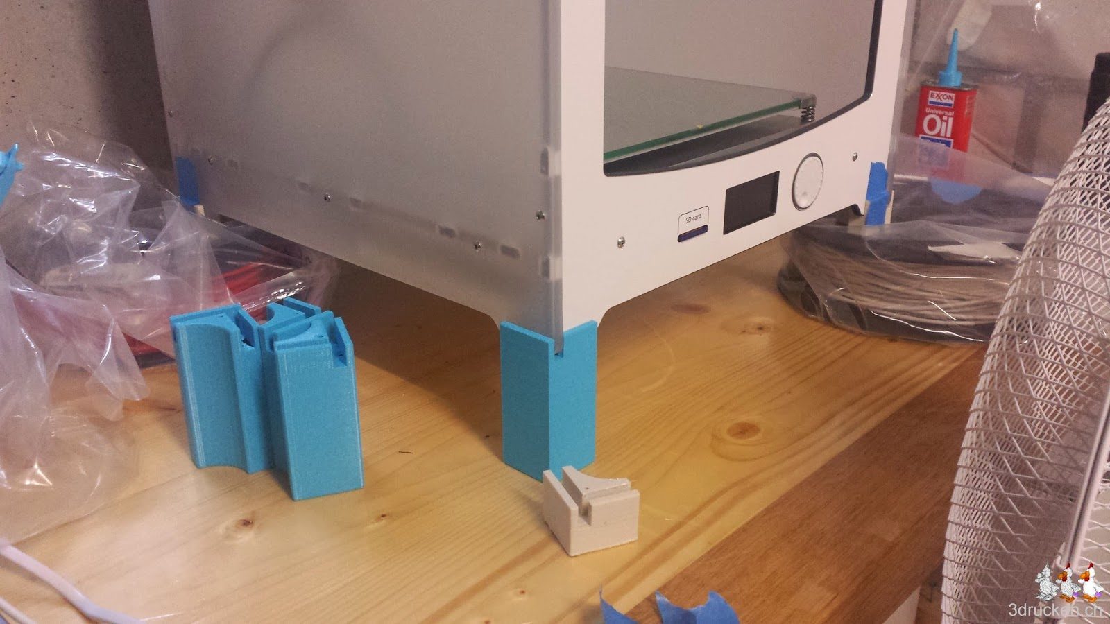 Foto vom Ersetzen der Füsse aus SoftPLA durch die neuen höheren Füsse am Ultimaker 2