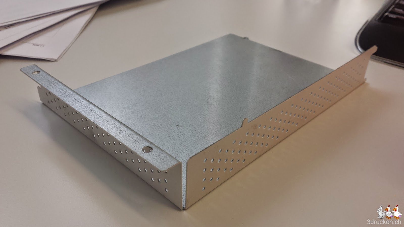 Foto des alten Elektronik-Gehäuse vom Ultimaker 2 mit kleinen Löchern