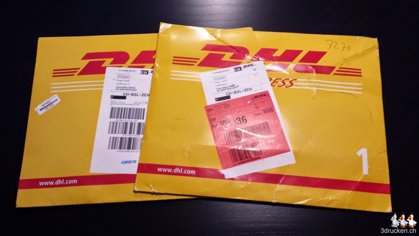 Foto der beiden DHL Express Couverts mit den Ersatzteilen für den Ultimaker 2 drin