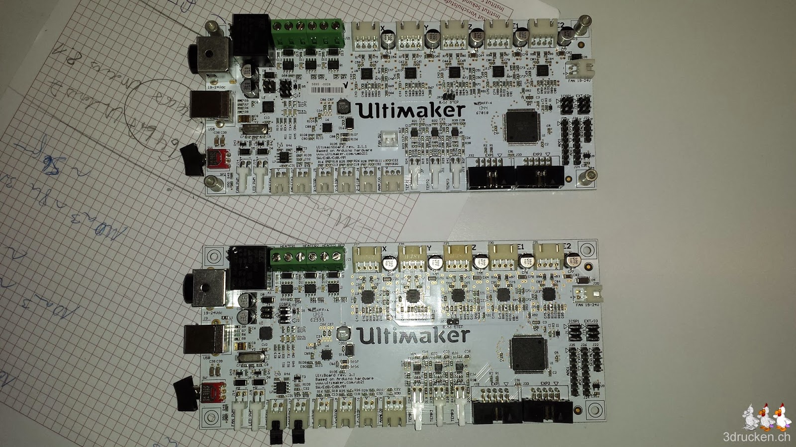 Foto der beiden Elektronikboard-Versionen des Ultimaker 2