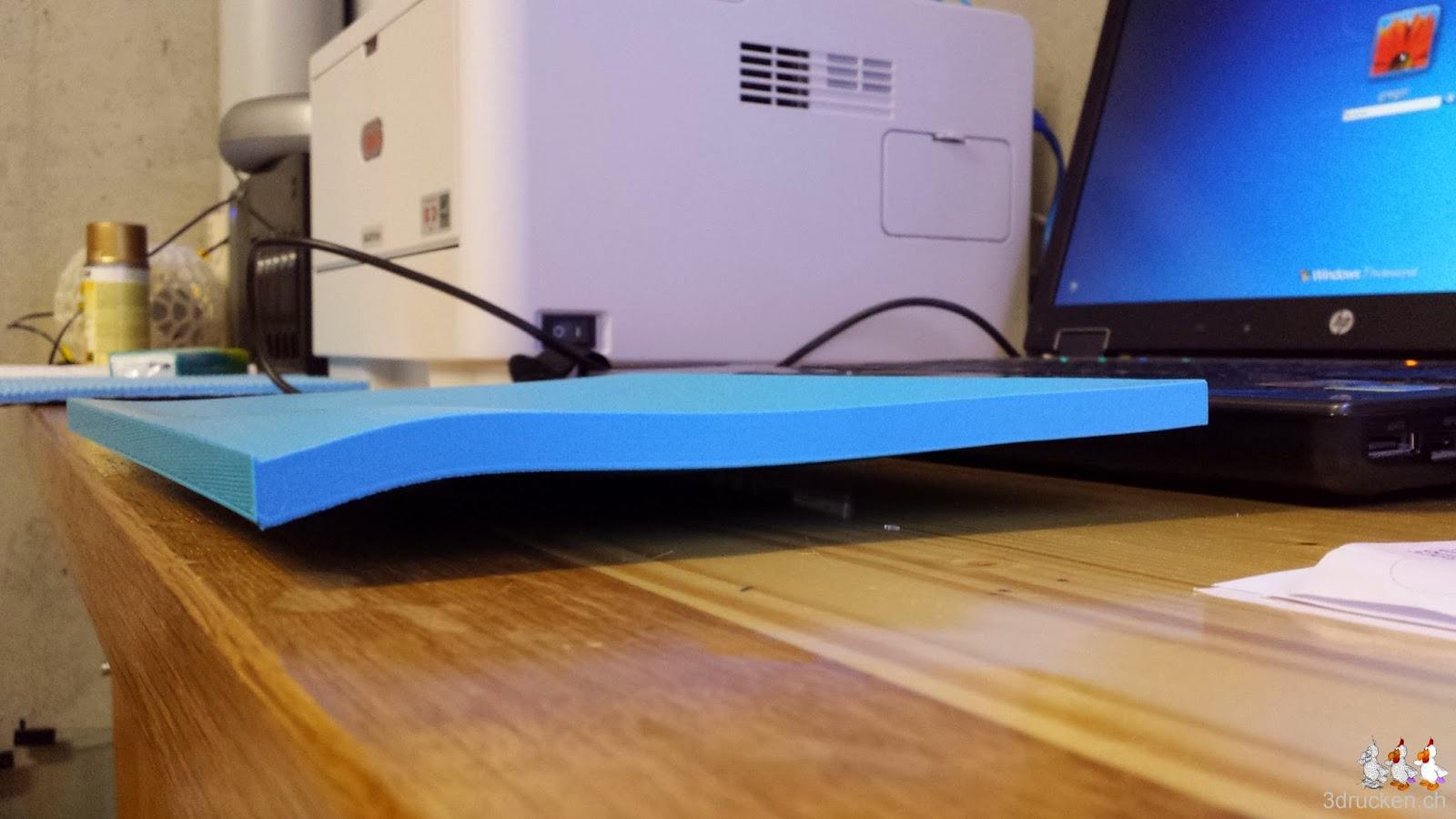 Foto des maximal druckbaren Quaders mit 10mm Dicke der sich merklich gebogen hat während des Drucks auf dem Ultimaker 2