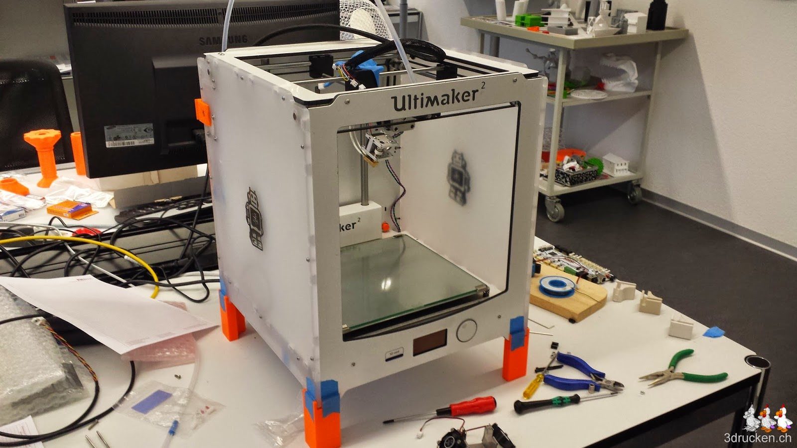 Foto des Ultimaker 2, Ersatzteile und Werkzeug auf unserem Reparatur Arbeitsplatz