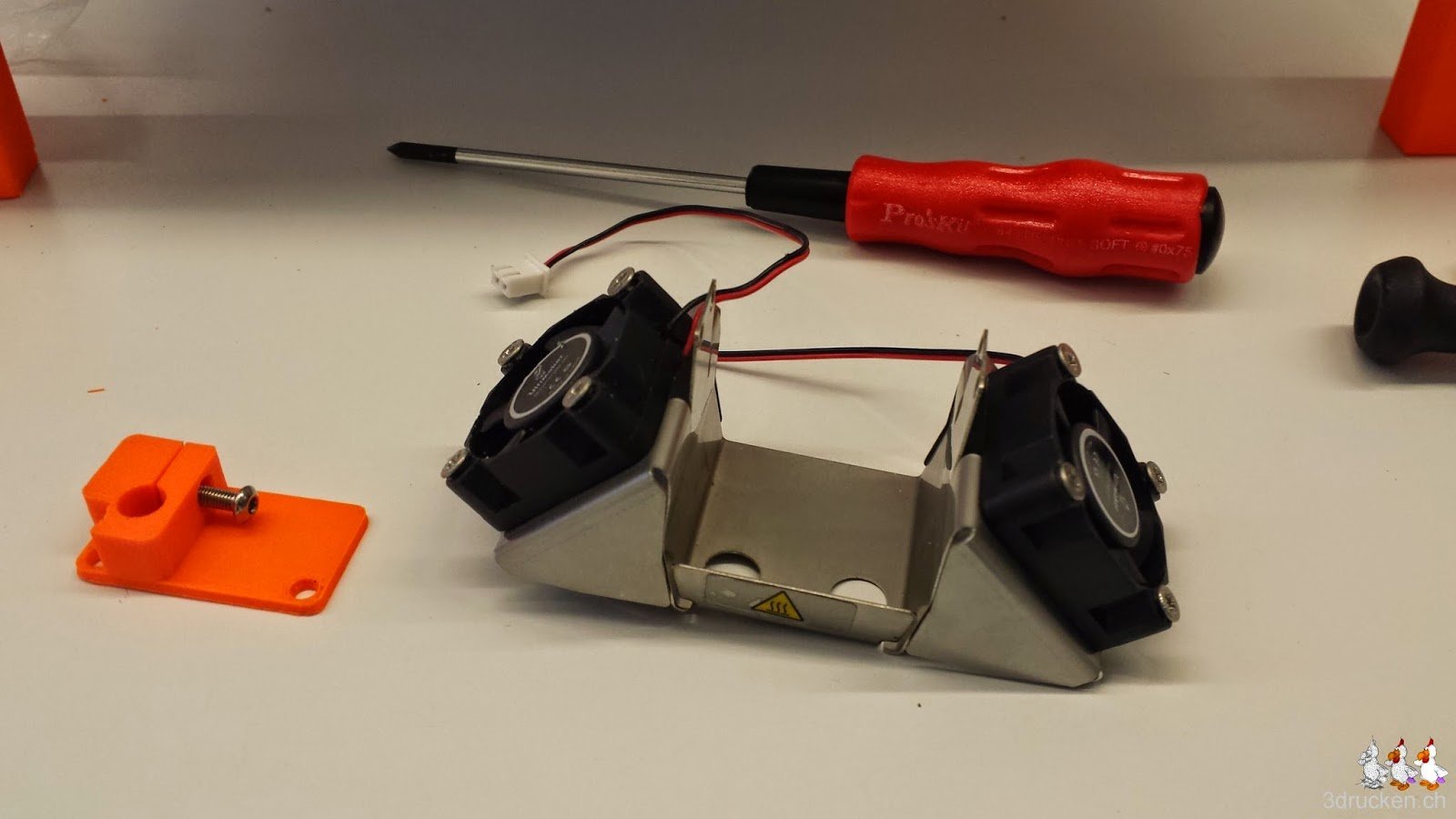 Foto der Druckkopfverkleidung mit montierten Lüftern des Ultimaker 2