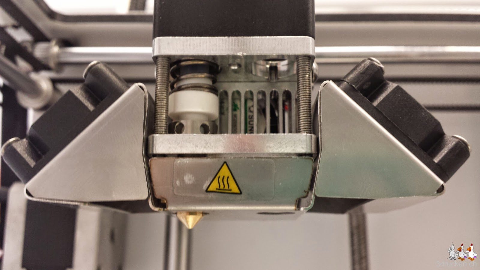 Foto des fertig neu zusammengesetzten Druckkopfs am Ultimaker 2 von der Seite in Nahaufnahme