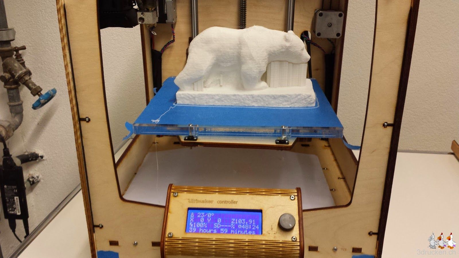 Foto des Ultimaker Original mit dem fertig gedruckten Bären vom Casinoplatz auf dem Drucktisch