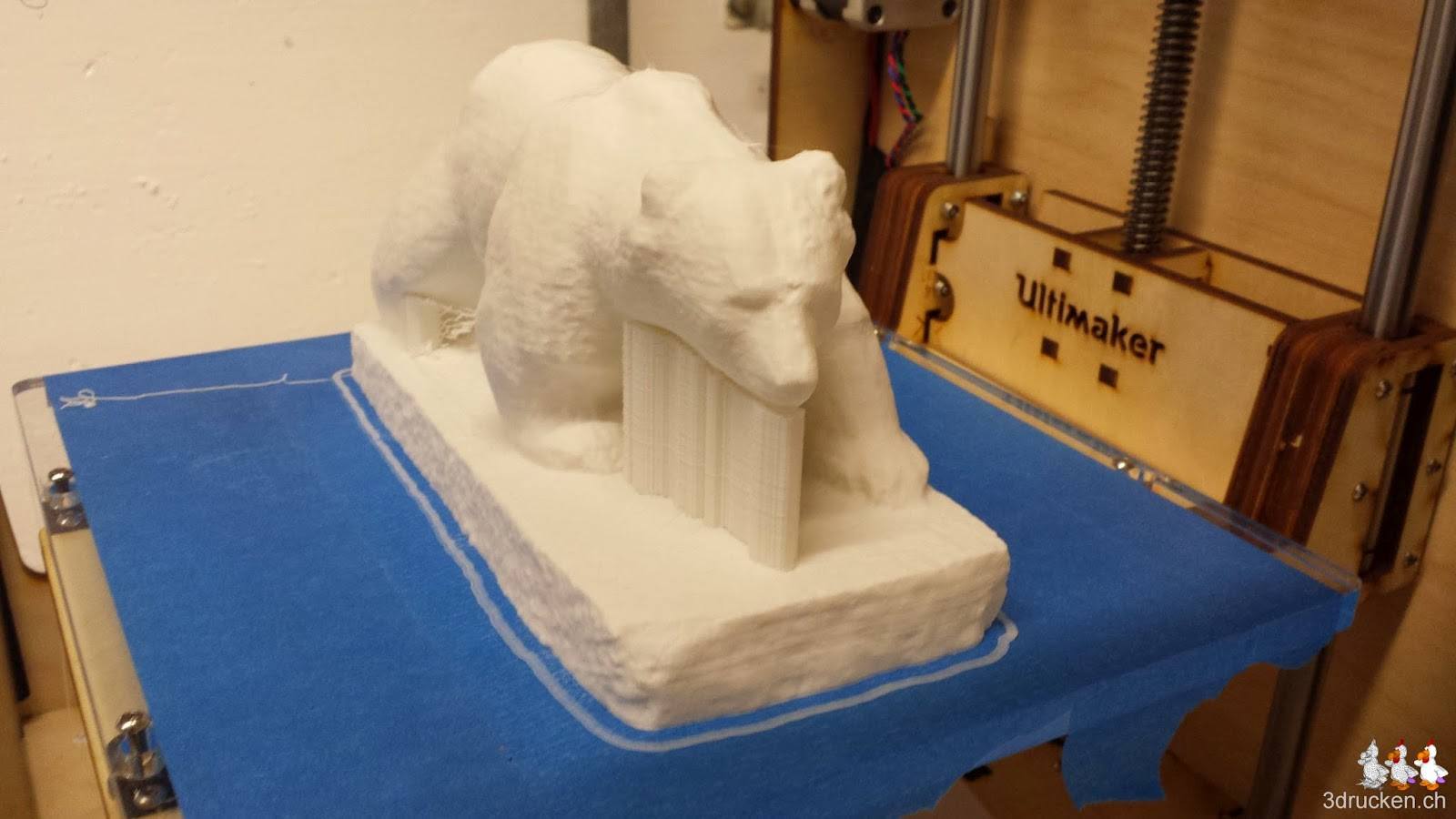 Foto des fertig gedruckten Bären vom Casinoplatz auf dem Ultimaker Original von schräg vorne